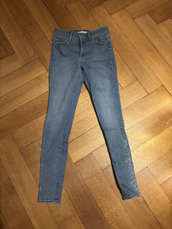 Levis Jeans mit Stickereien