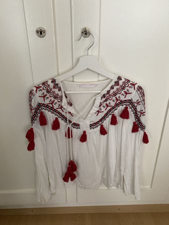 Zara Bluse XS, weiss mit Stickerei & Quasten