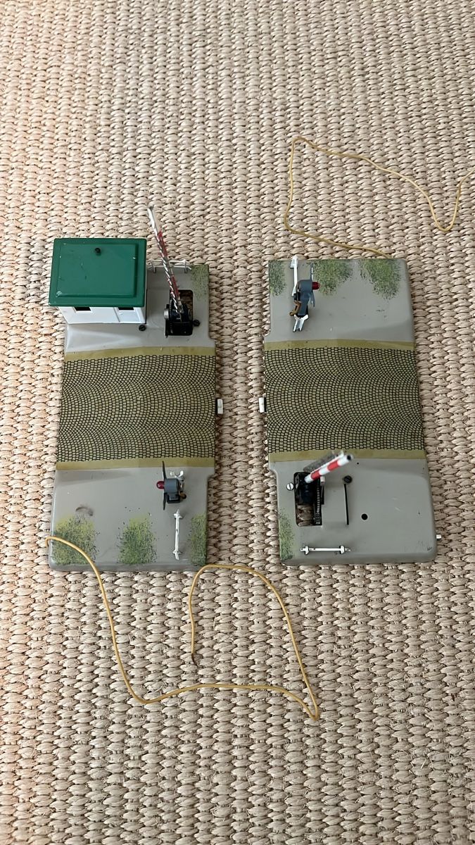 Märklin Modellini di ferrovie: 2x M+F Modul 1262 Stellpult mit Schranken – Usato da Zumikon venduto da omorax
