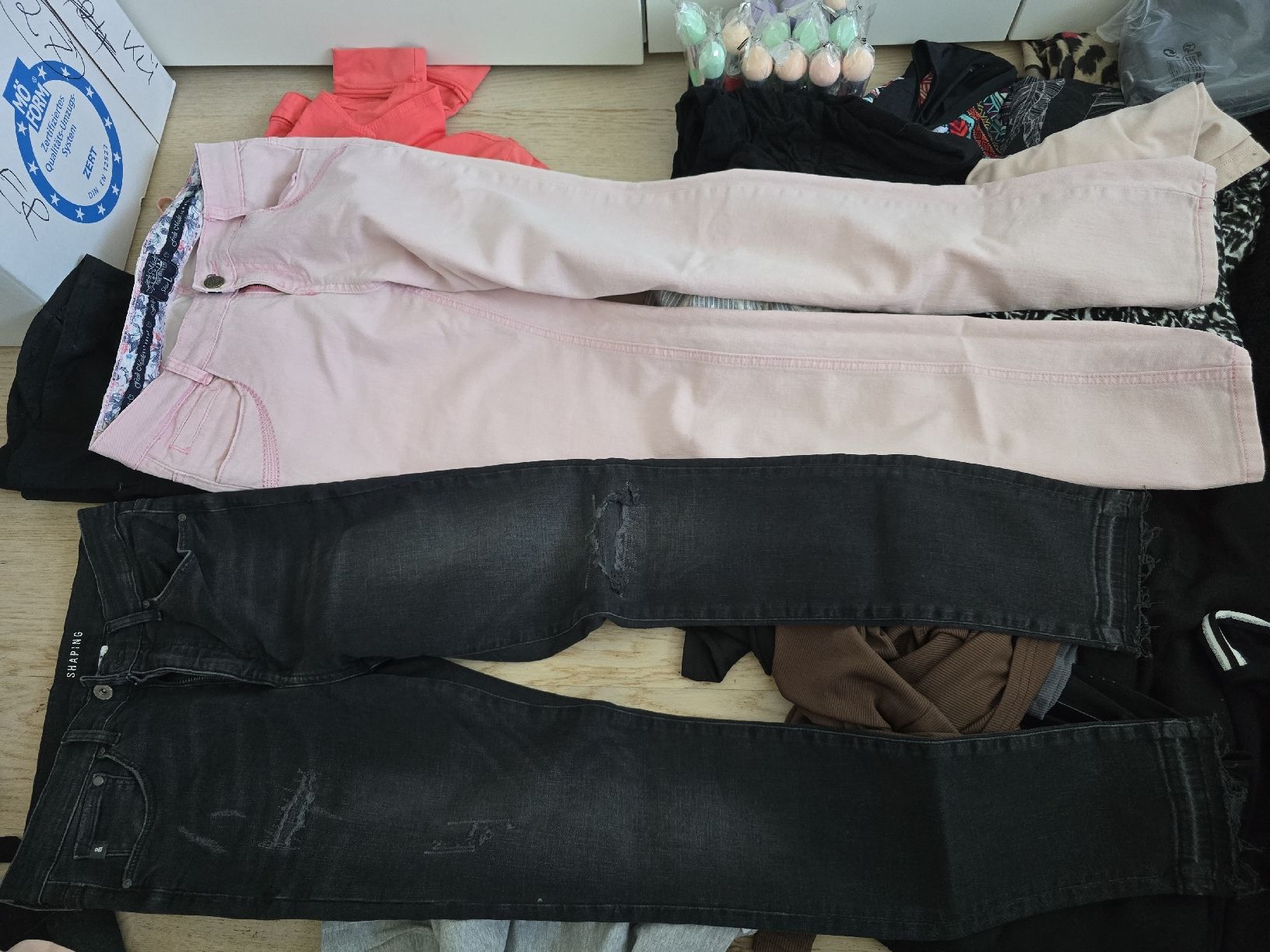 Lots de vêtements: Restposten Kleider & Handtaschen – D'occasion à Rickenbach b. Wil par Beautiful.Things 4