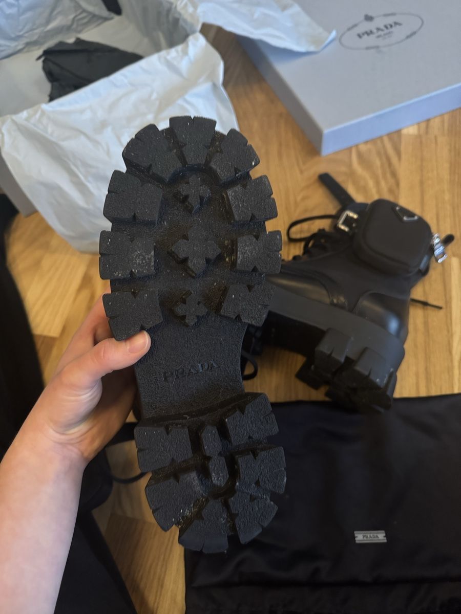 Prada Scarpe da donna: Prada Boots Schwarz, Gr. 37, neuwertig, inklusive Box – Nuovo (secondo la descrizione) da St. Gallen venduto da Fabiennevogler 4