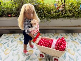 Sasha Puppe mit Tuch + Puppenwagen + Yolanda Bello Püppchen