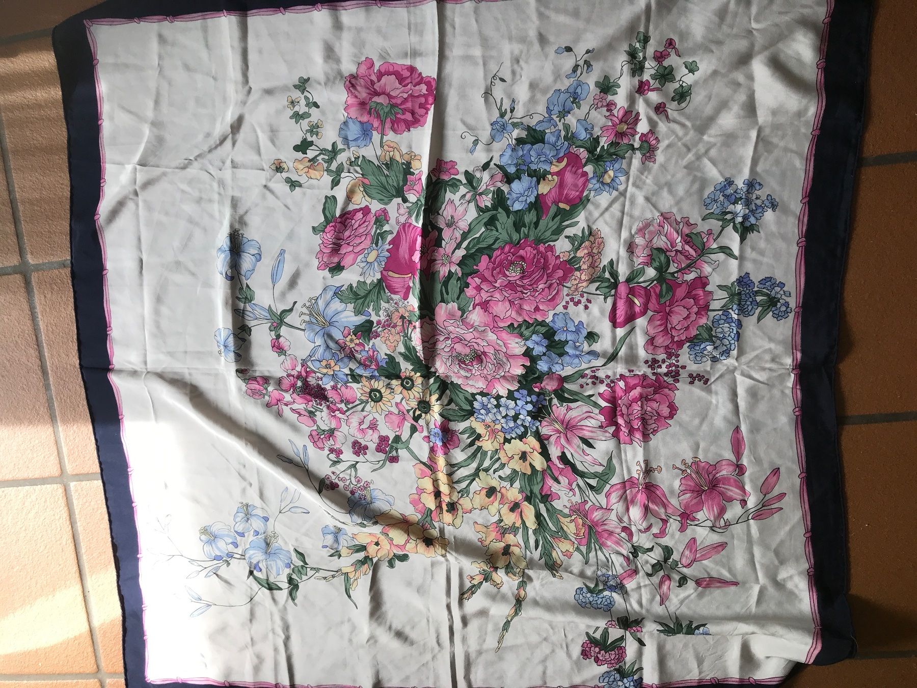 Foulard & Sciarpe: XL Seide Foulard  Blumenmuster – Usato da Wettingen venduto da Andres54 2