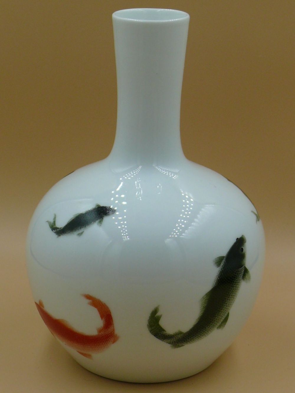 Vasen & Gefässe: Weisse Vase mit Koi-Karpfen Design – Gebraucht aus Schwarzenburg von Unterwahlern 2