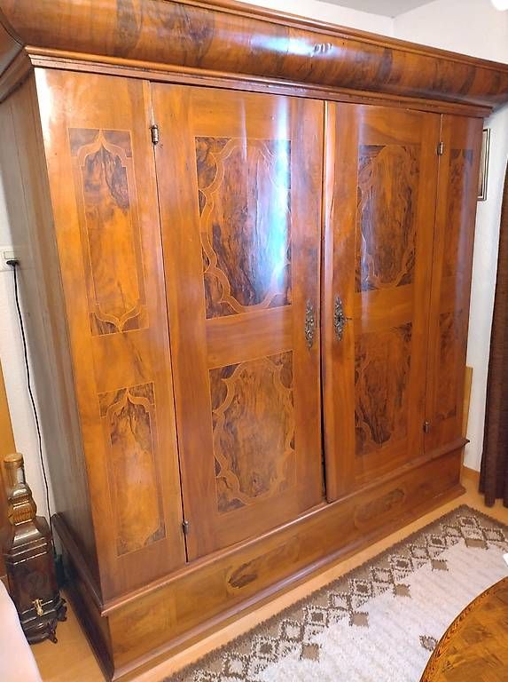 Armadi: Flachbarock-Steckschrank aus Nussbaum – Usato da Buttwil venduto da Mafu71
