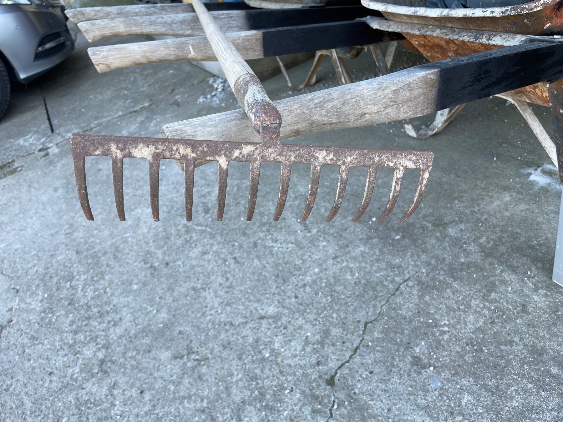 Tutti gli attrezzi: Gebrauchter Gartenrechen / Laubrechen , rostig – Usato da Winkel venduto da Kade50 2