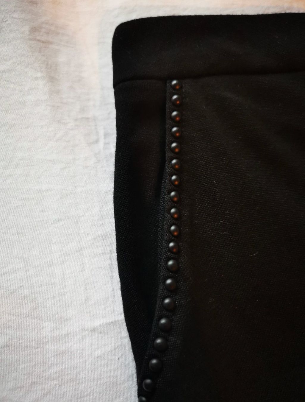 Pantaloni: Schwarze Hose mit Samtstreifen – Usato da Teufen AR venduto da RaphaellaB 2