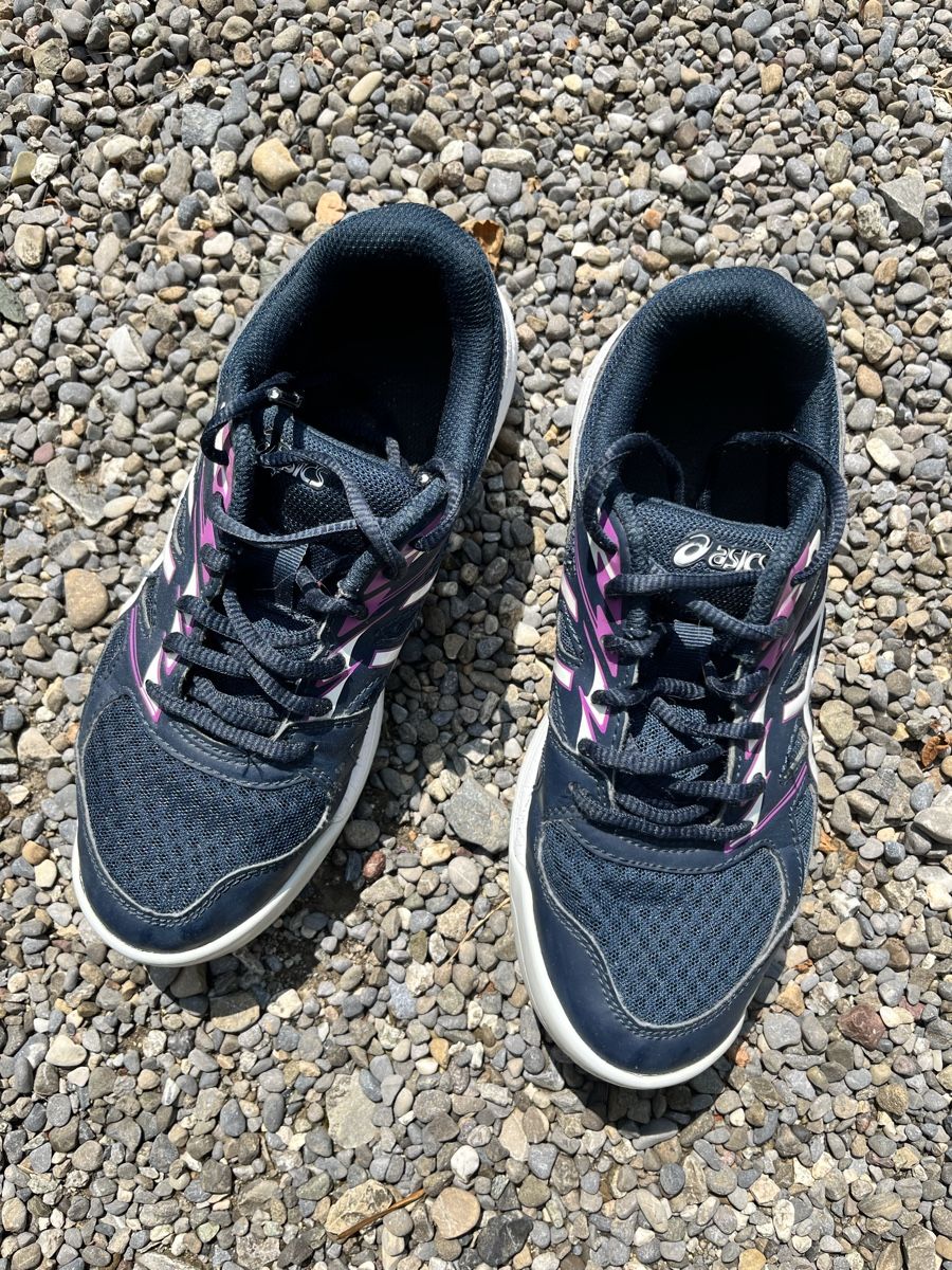 Asics Schuhe für Mädchen: Hallenturnschuhe Asics Grösse 36 – Gebraucht aus Volketswil von knecht78