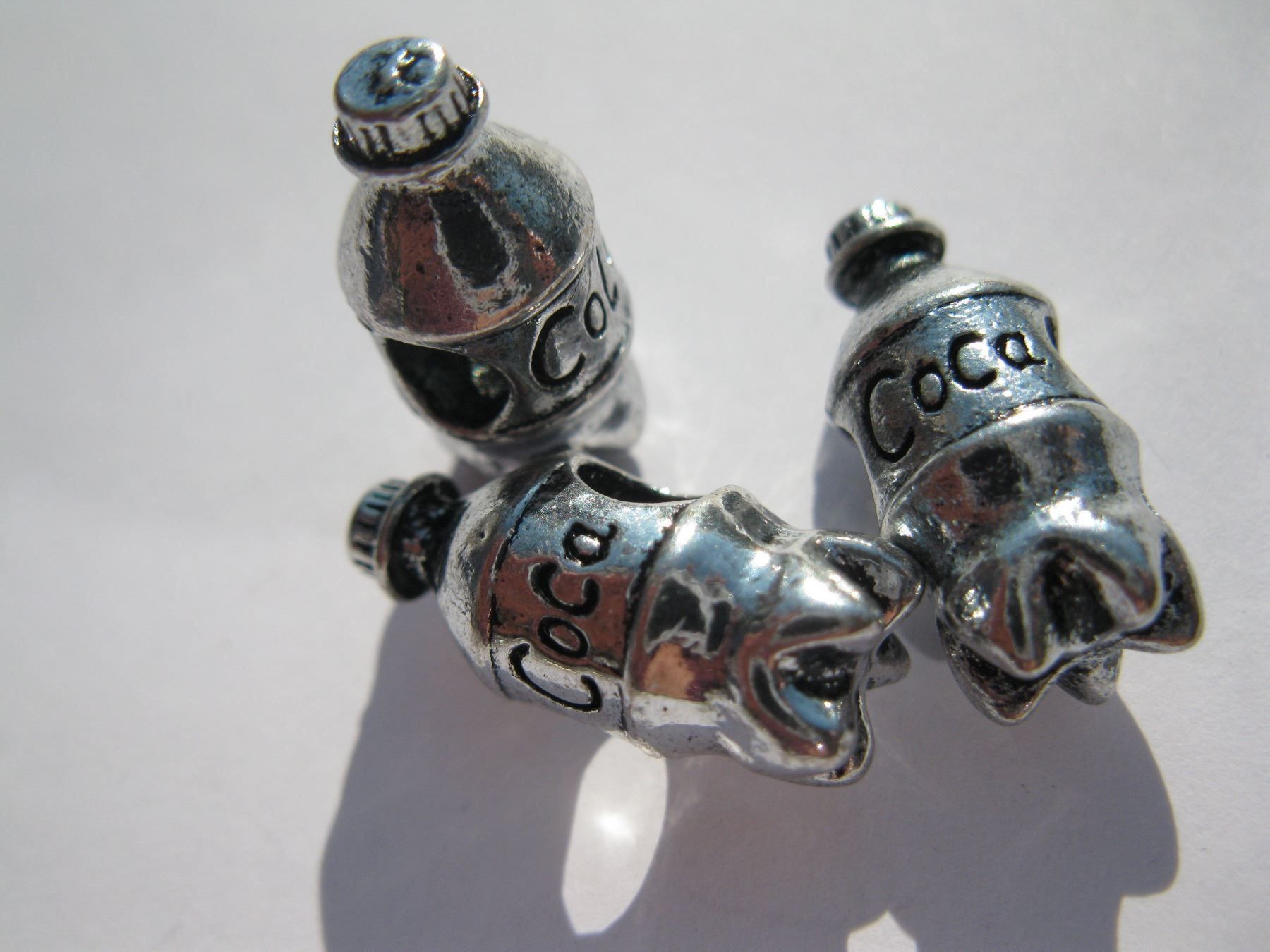 Perle (finte): 2 Metallperlen, Grosslochperlen, Beads Cola Flasche – Nuovo e nell'imballaggio originale da St. Margarethen TG venduto da LuanaKa