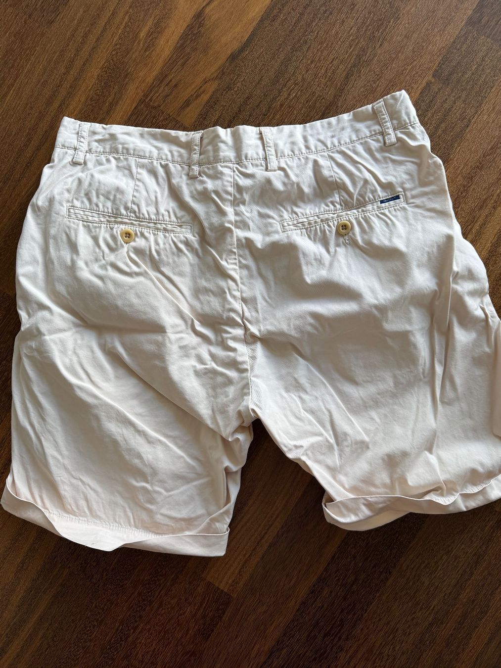 Gant Pantaloni: Gant Shorts Beige – Usato da Ennetbaden venduto da miboo 1