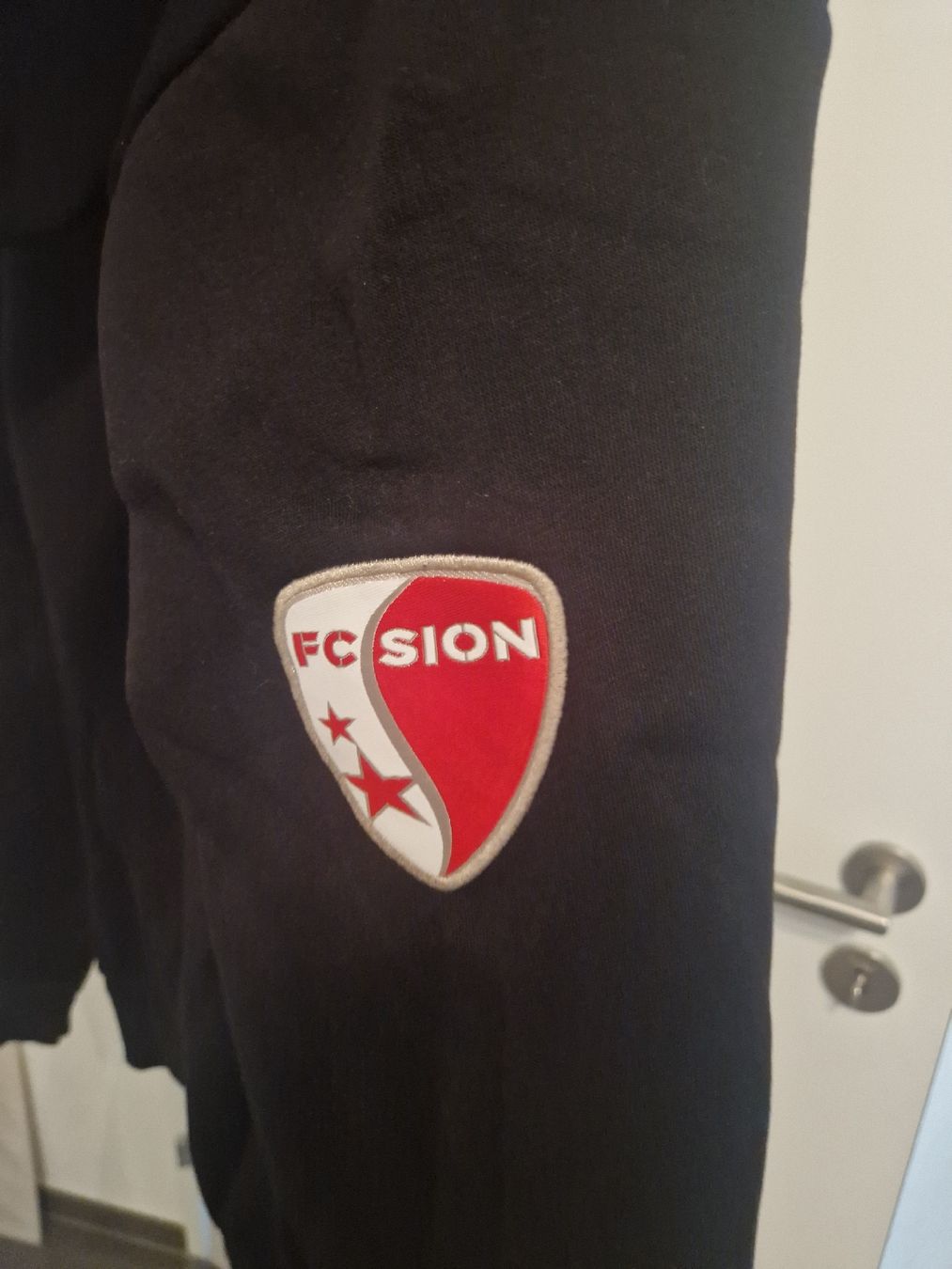 Pullover & Sweatshirts: FC Sion Schwarz Kapuzenpullover mit Reissverschluss Grösse L – Gebraucht aus Schenkon von Eti94 3