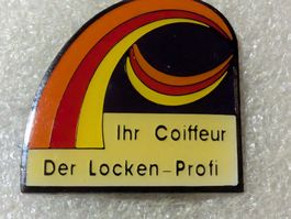 Ansteckpin 114: Der Locken Profi