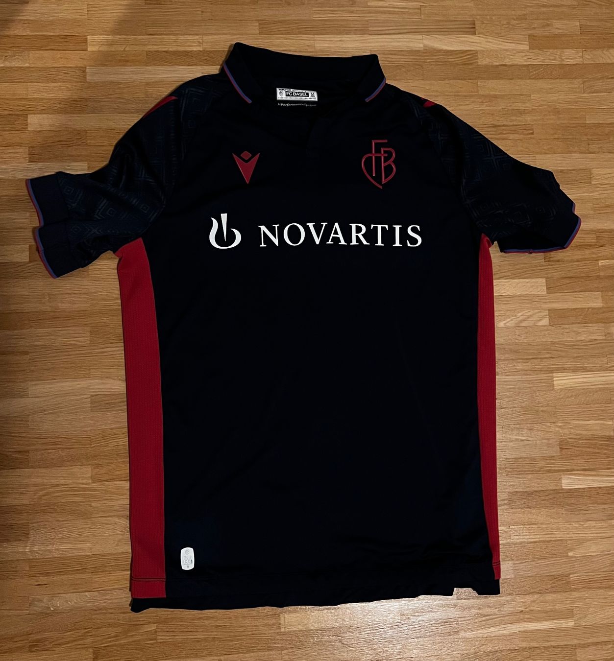 FC Basel Leibchen & Hosen: FC Basel Trikot - Grösse L - Macron - FREI 20 – Gebraucht aus Reinach BL von