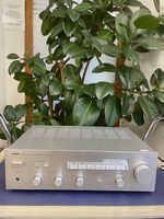 Leistungsstarker Verstärker Yamaha AX-400 silbern