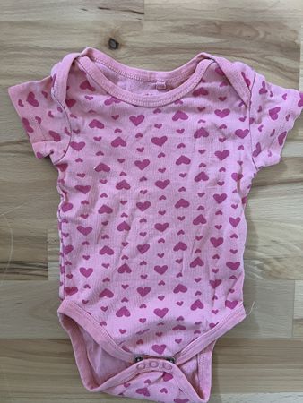 Baby Body kurzarm rosa mit Herzmuster gebraucht Gr.62-68