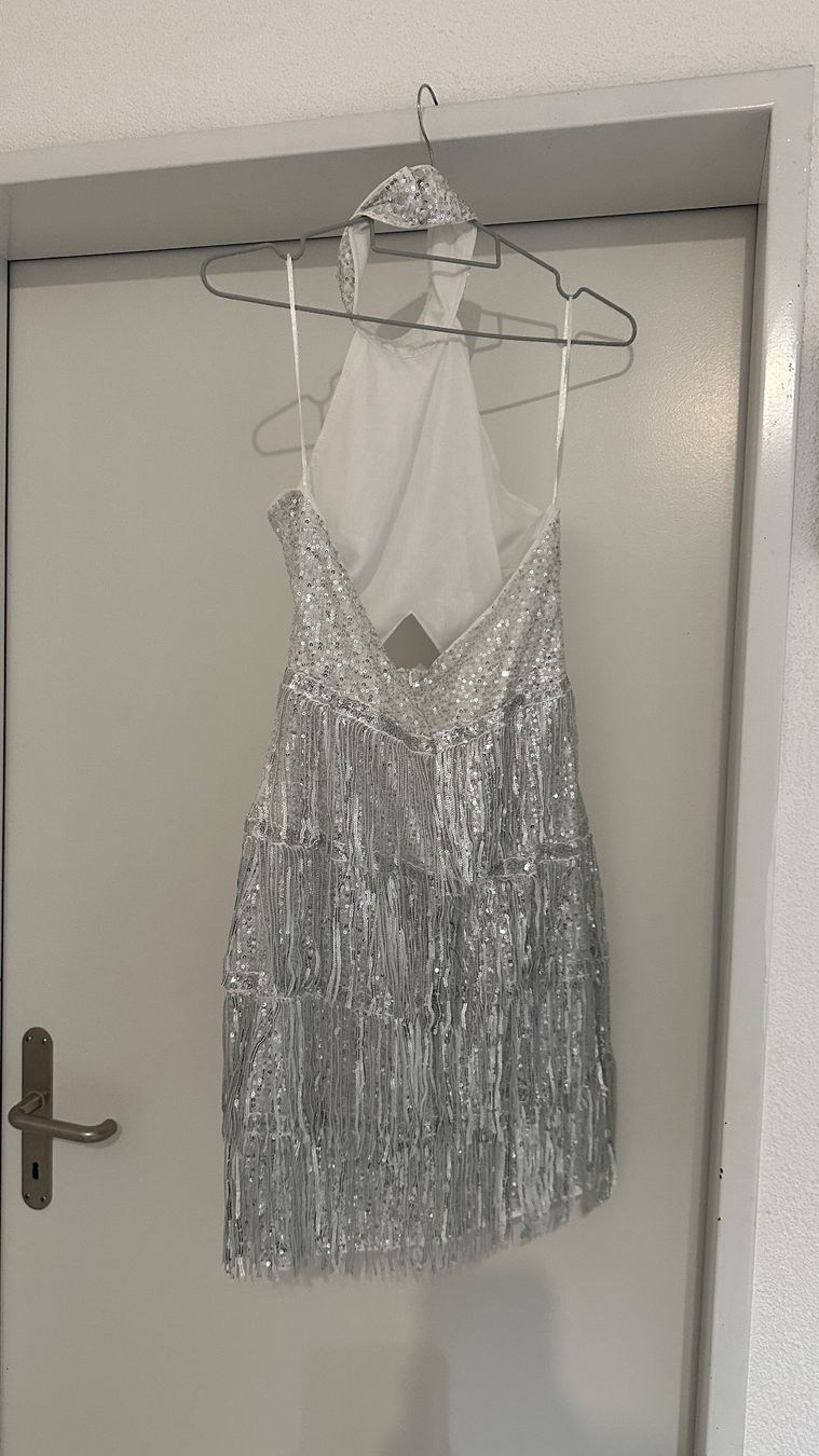 Kleider: Silbriges Kleid – Neu (gemäss Beschreibung) aus Chur von sivik 5