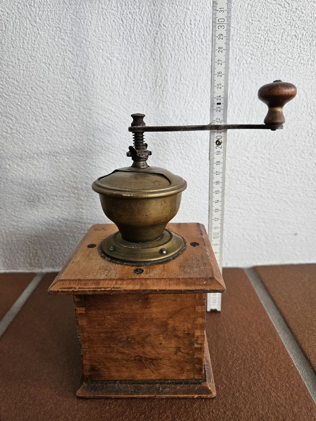 Tutte le decorazioni: Antike Kaffeemühle Leinbrock Werke Holz/Messing  – Usato da Eschenbach SG venduto da MarThu 2