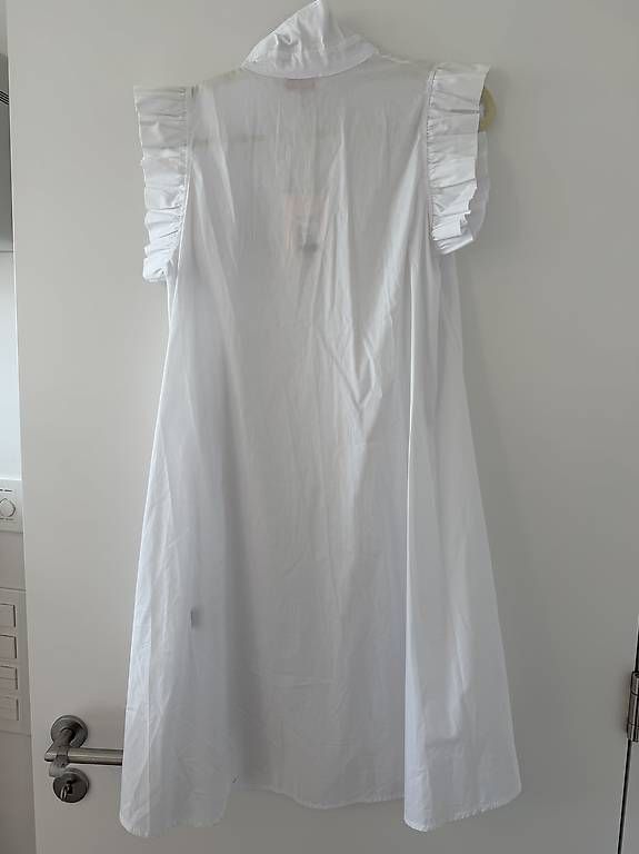 Robes: Weisses Kleid mit Rüschchen – D'occasion à Zürich par kochme 2