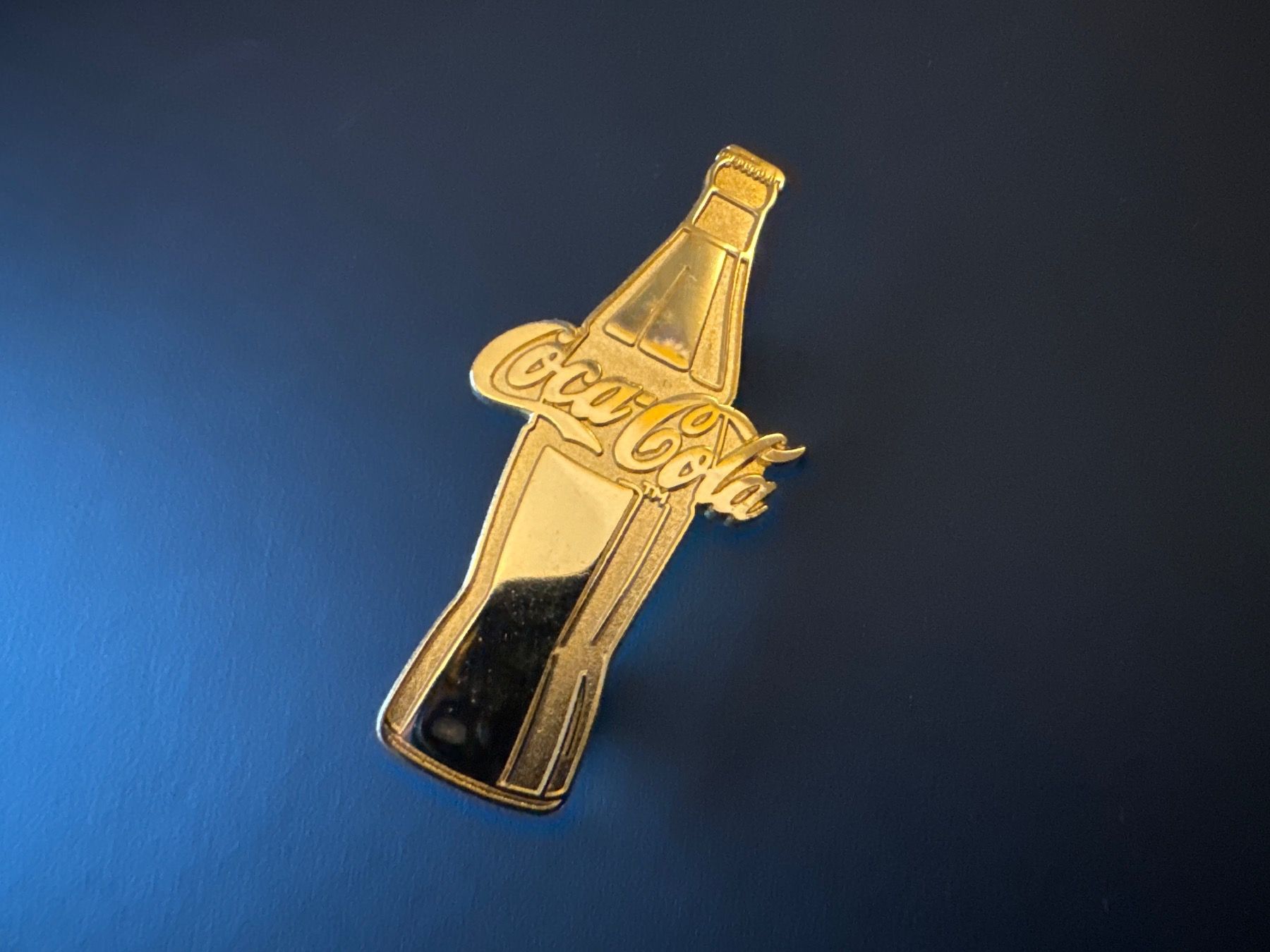 Placchette & Badge: Pin Coca Cola Flasche gross – Usato da Galgenen venduto da rub_f6kh