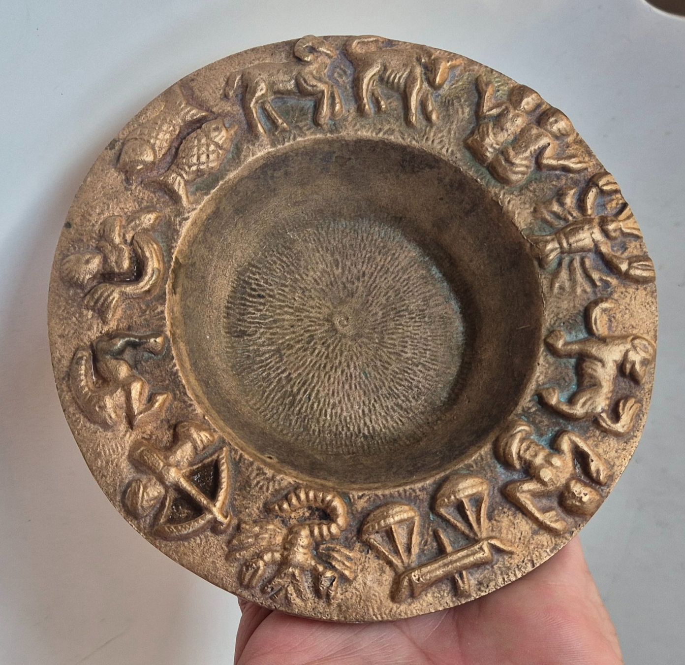 Aschenbecher: schwerer Aschenbecher mit Zodiac Sternzeichen – Gebraucht aus Neerach von SilliS 1