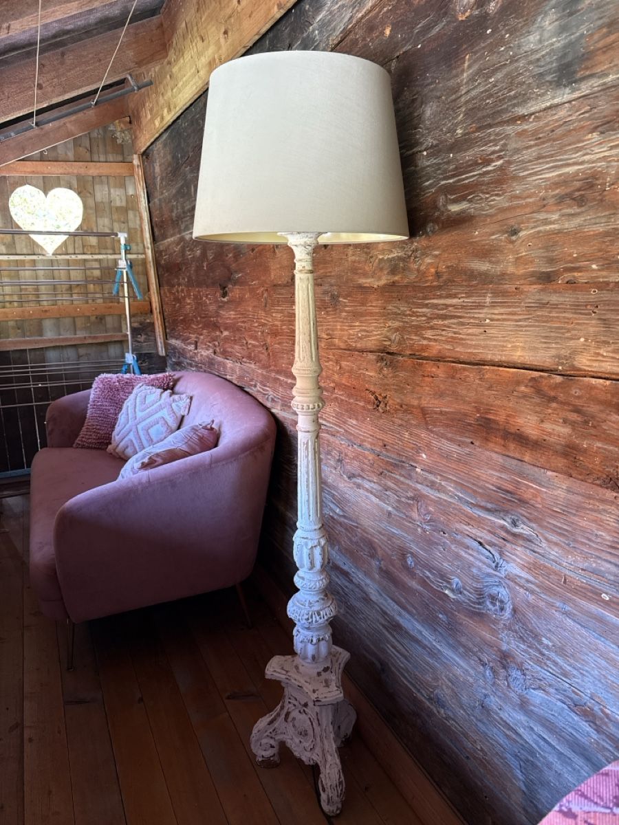Stehlampe Holz Shaby weiss mit Lampenschirm gebraucht (Gebraucht) in Luzern für CHF 1 – nur Abholung auf Ricardo kaufen
