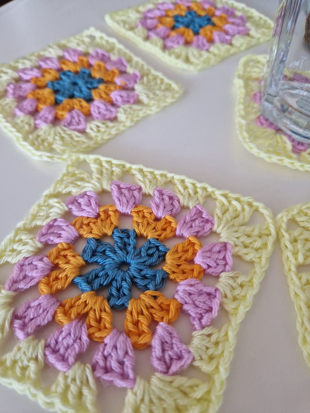 Tutte le decorazioni: 6 Häkel Coaster Granny Square 'Lemonade' Deko handgemacht – Nuovo (secondo la descrizione) da Neuhausen am Rheinfall venduto da Alchimista 3