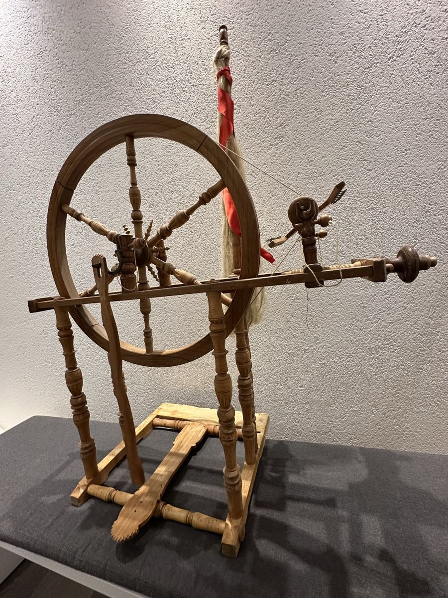 Ruote per filare: Spinnrad aus Holz – Usato da Schwyz venduto da Kolreuteria 8