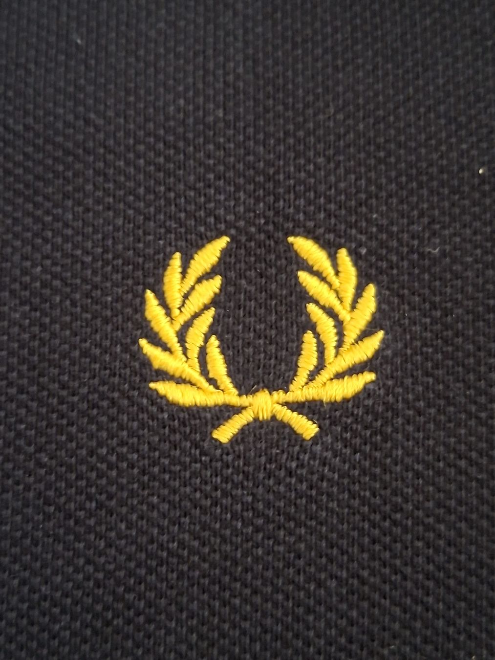 Fred Perry Polo-Shirts: Polo Fred Perry noir et jaune taille M  – Gebraucht aus Renens VD von ser_j2fn 1