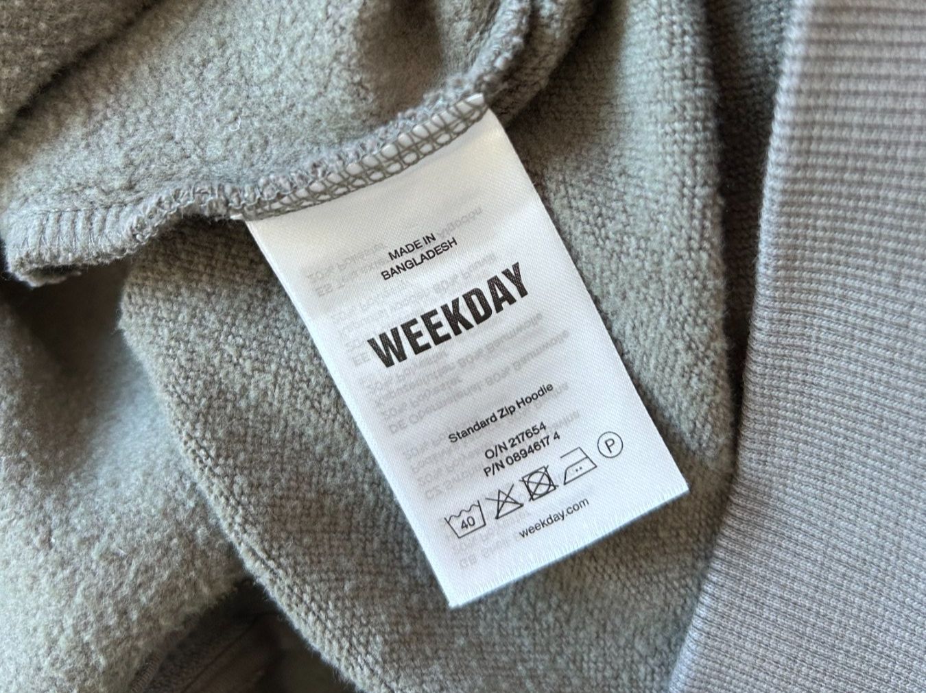 Weekday Pullover & Sweatshirts: Weekday Standard Zip Hoodie – Gebraucht aus St. Gallen von look-twice 4