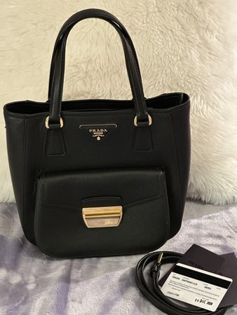 Schicke Prada Handtasche, schwarz - ein echter Hingucker!