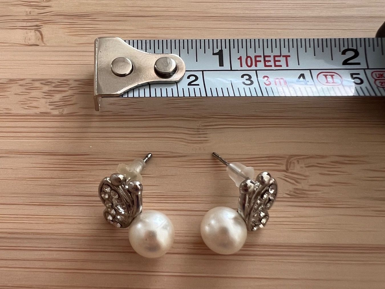 Orecchini pendenti & Orecchini a lobo: Butterfly pearl stud earrings – Usato da Genève venduto da Ballpencase 1