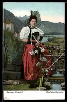 Schöne Bernerin in Trachten mit Blumen