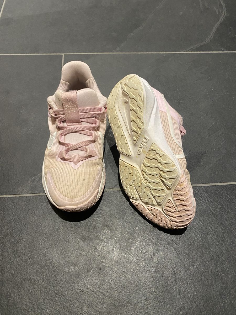 Nike Scarpe per ragazze: Nike Schuhe, Gr 31, Rosa – Usato da Oberbussnang venduto da ANSIRA