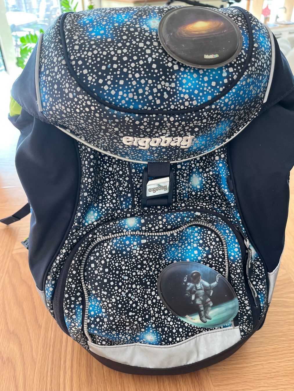 Ergobag Borse & Zaini: Ergobag Schulrucksack Galaxy „Neu“ – Nuovo (secondo la descrizione) da Halten venduto da raaah03