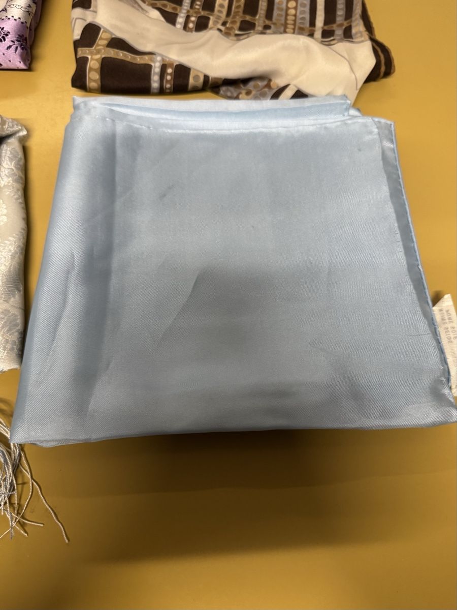 Foulard & Sciarpe: Vier verschiedene Tücher – Usato da Schlieren venduto da Freundlich02 3