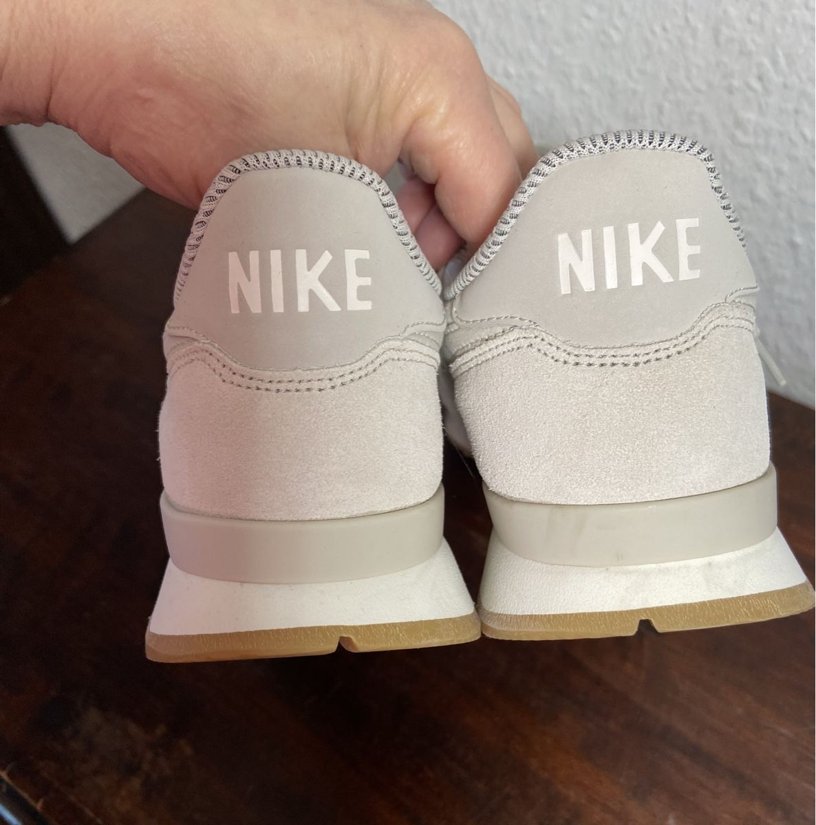 Nike Scarpe da donna: Nike Sneaker Schuhe Gr. 40 hellgrau – Nuovo (secondo la descrizione) da Fislisbach venduto da KolibriSecondhand 1