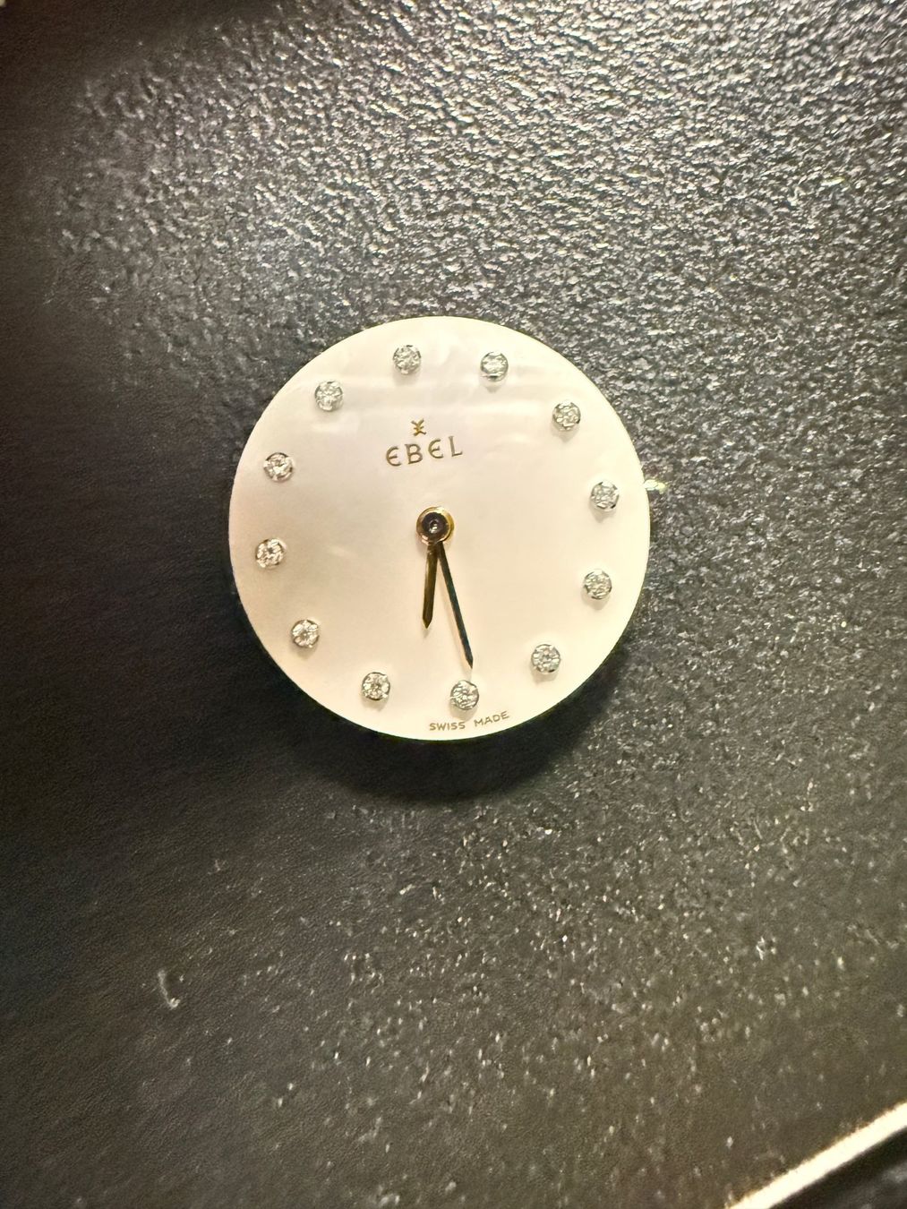 Ebel Orologi: Ebel Perlmutt Ziffernblatt mit 12 Diamanten mit Uhrwerk – Usato da Zürich venduto da Contender