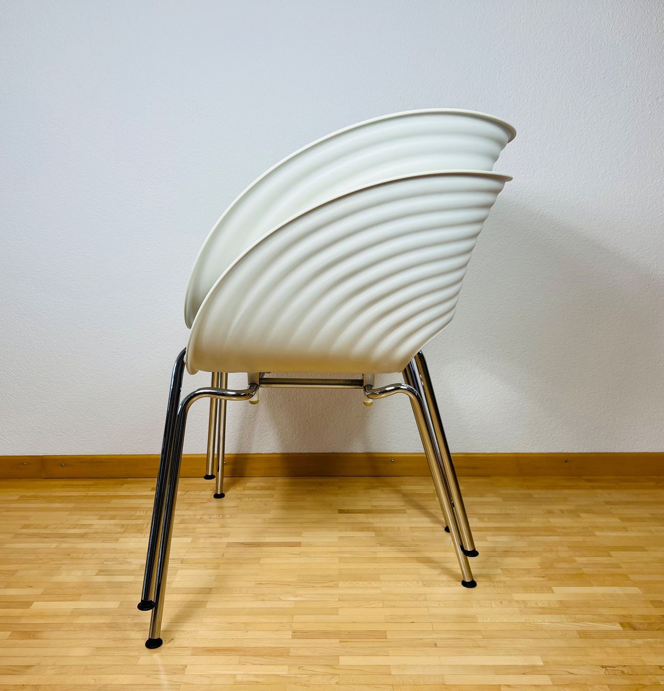Vitra Stühle: 2 Vitra Tom Vac Stühle von Ron Arad - Weiss – Gebraucht aus Egg b. Zürich von B02_Designklassiker 2