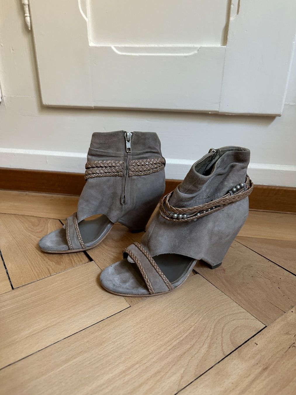 Ash Scarpe da donna: ASH - Wildleder Sandalette taupe 35.5 – Usato da Zürich venduto da Diazaio