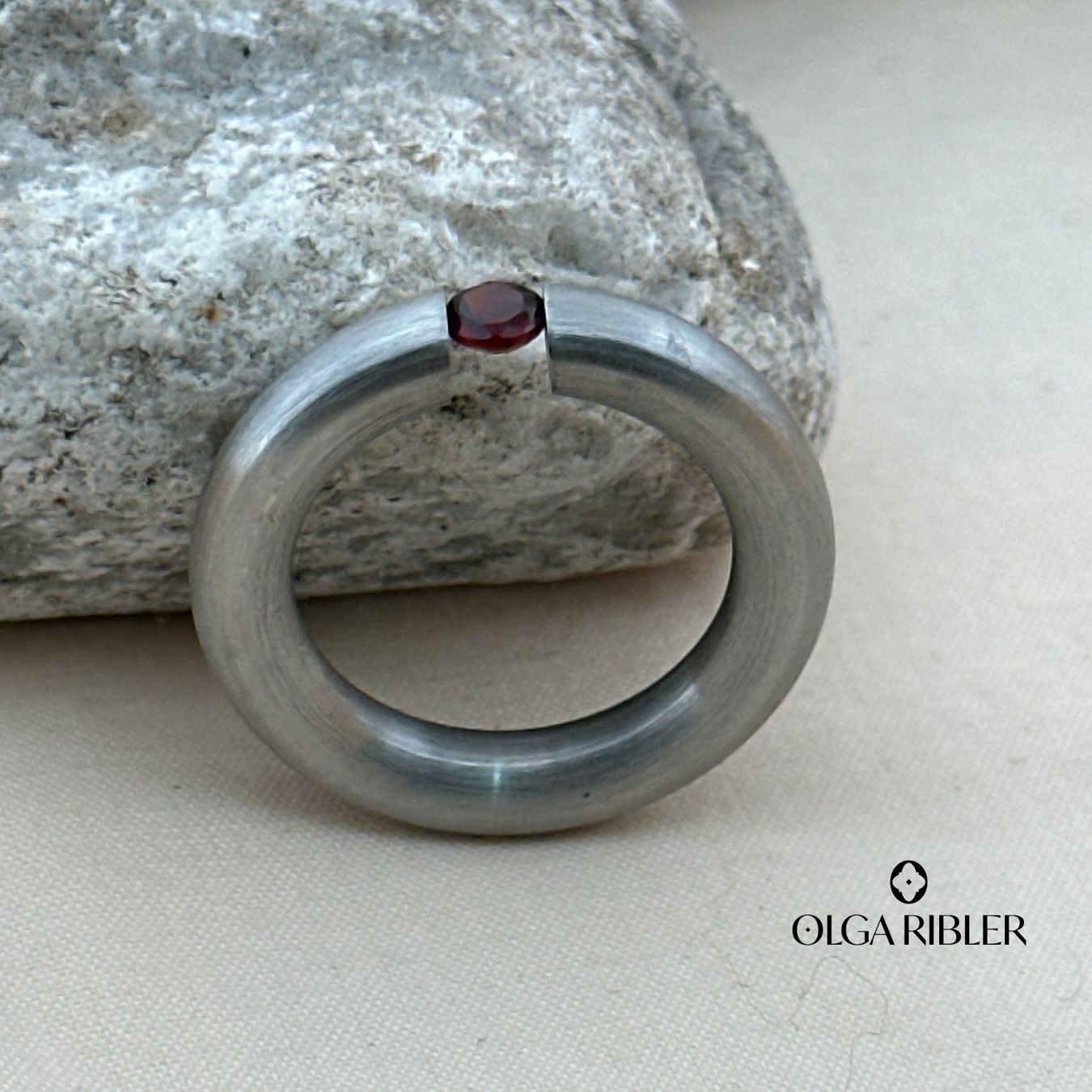 Olga Ribler Ringe: Edelstahl Pneu Ring mit Granate Ringgrösse 50 – Neu (gemäss Beschreibung) aus Luzern von Schmuckoutlet 5