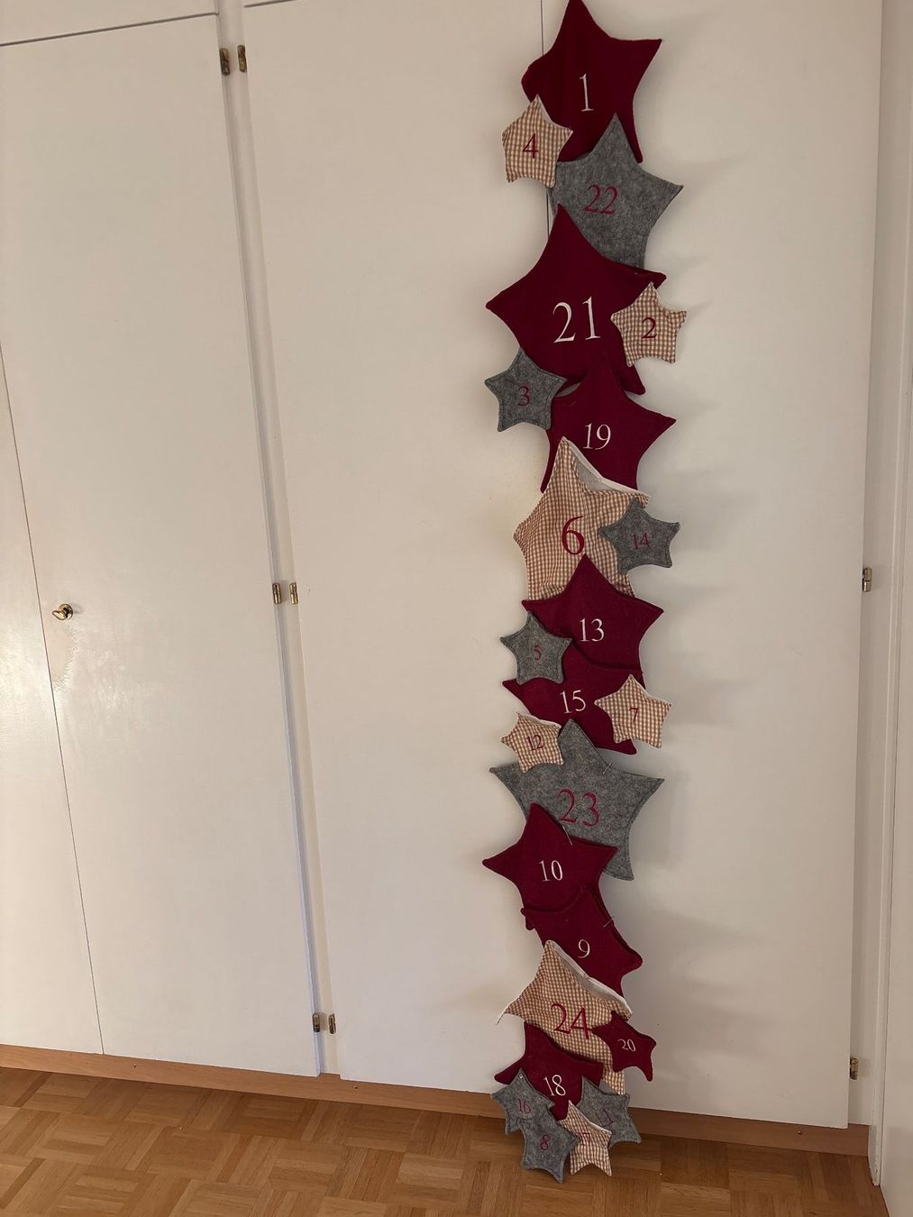 Toutes les décorations: Adventssterne mit 24 Säckli – D'occasion à Küsnacht ZH par Slofia