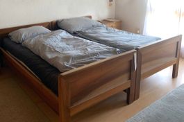 Doppelbett Nussbaum massiv mit Lattenrost