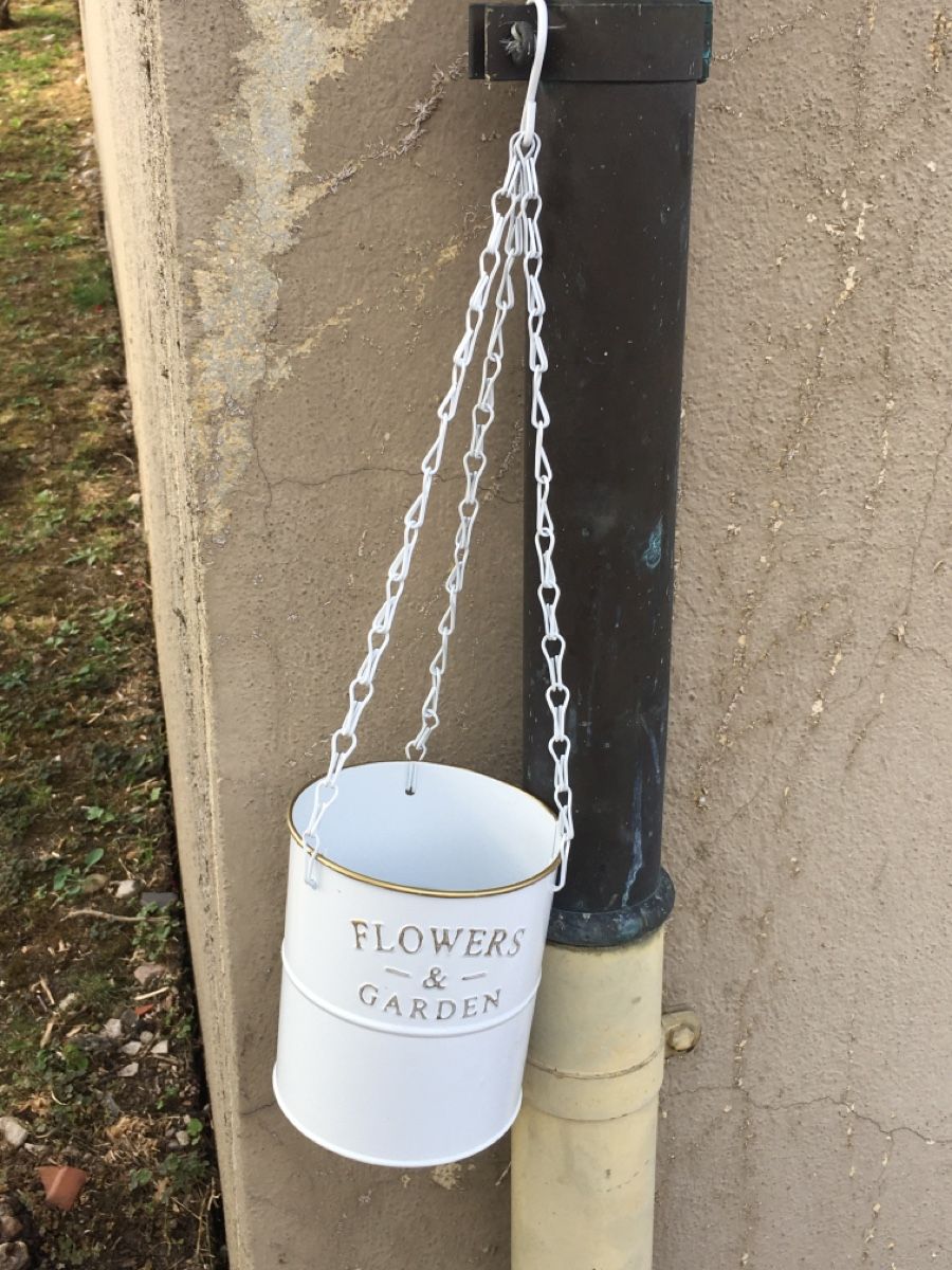Vasi per fiori: Blumentopf weiss mit Kette Metall  – Usato da Bärschwil venduto da Ranron1970