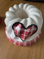 Gugelhopfform mit Herz, rot/weiss