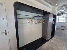 Garderobe schwarz mit Kleiderstangen und Hutablagen