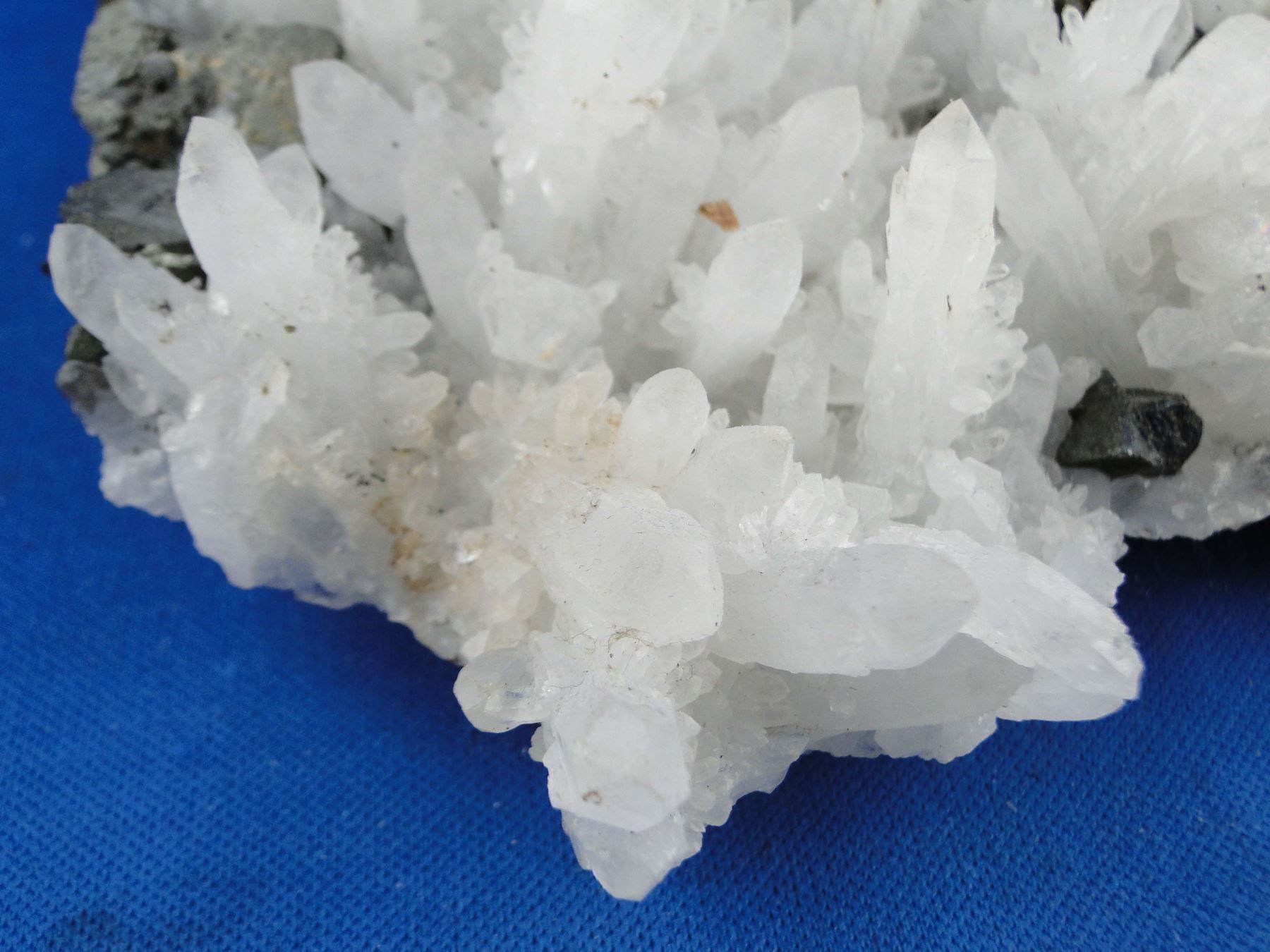 Mineralien & Heilsteine: Bergkristall mit Tetrahedrit – Gebraucht aus Schinznach Bad von Demerald 3