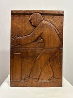 Holzrelief mit Handwerkerfigur mit Signatur «-ZER»