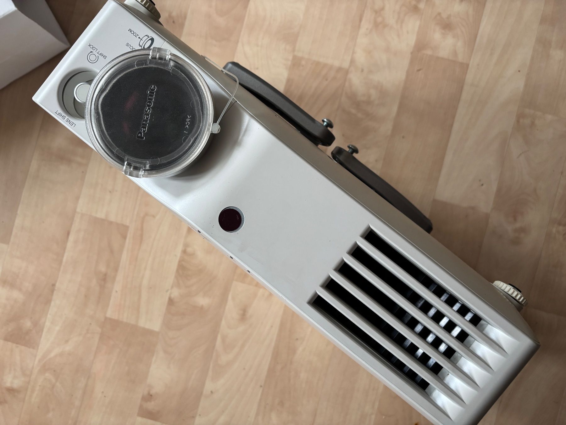 Panasonic Proiettori: Beamer PT-AX200E inkl. grosse Leinwand – Usato da Schwyz venduto da stadtundland 1