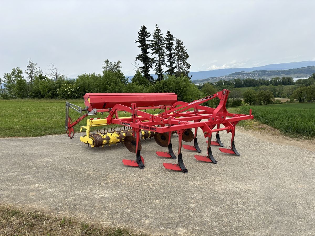 Tutte le macchine: Grubber Pöttinger mit Sägerät / Sämaschine / Drillbox – Usato da Courgevaux venduto da Querly