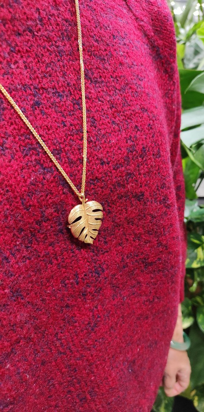 Anhänger: Anhänger/Brosche in Blatt-Form, 18K Gold – Neu und originalverpackt aus Rümlang von 21f 7